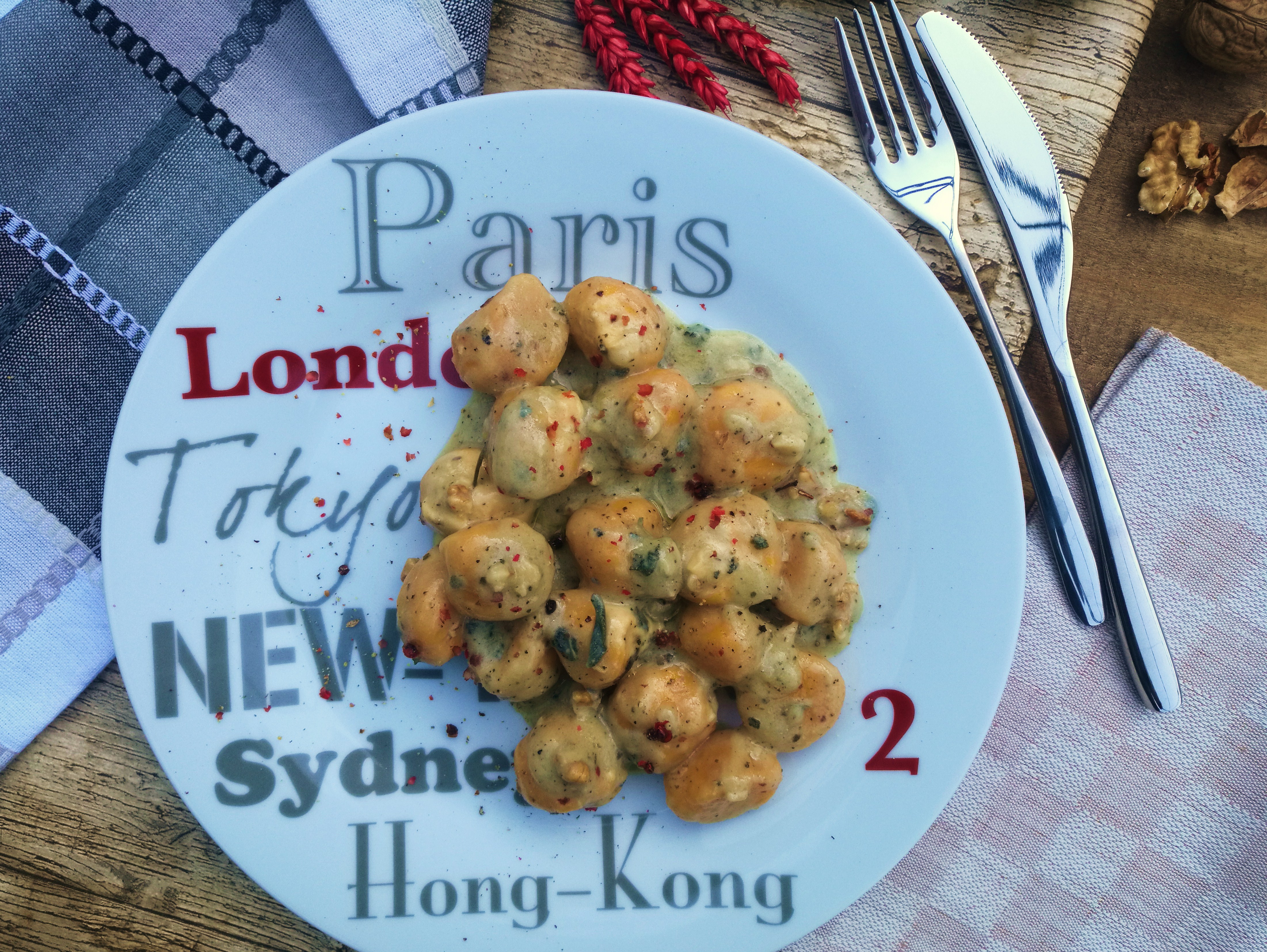 Giovedì gnocchi. Di ricotta e carote con crema di noci, salvia e roquefort