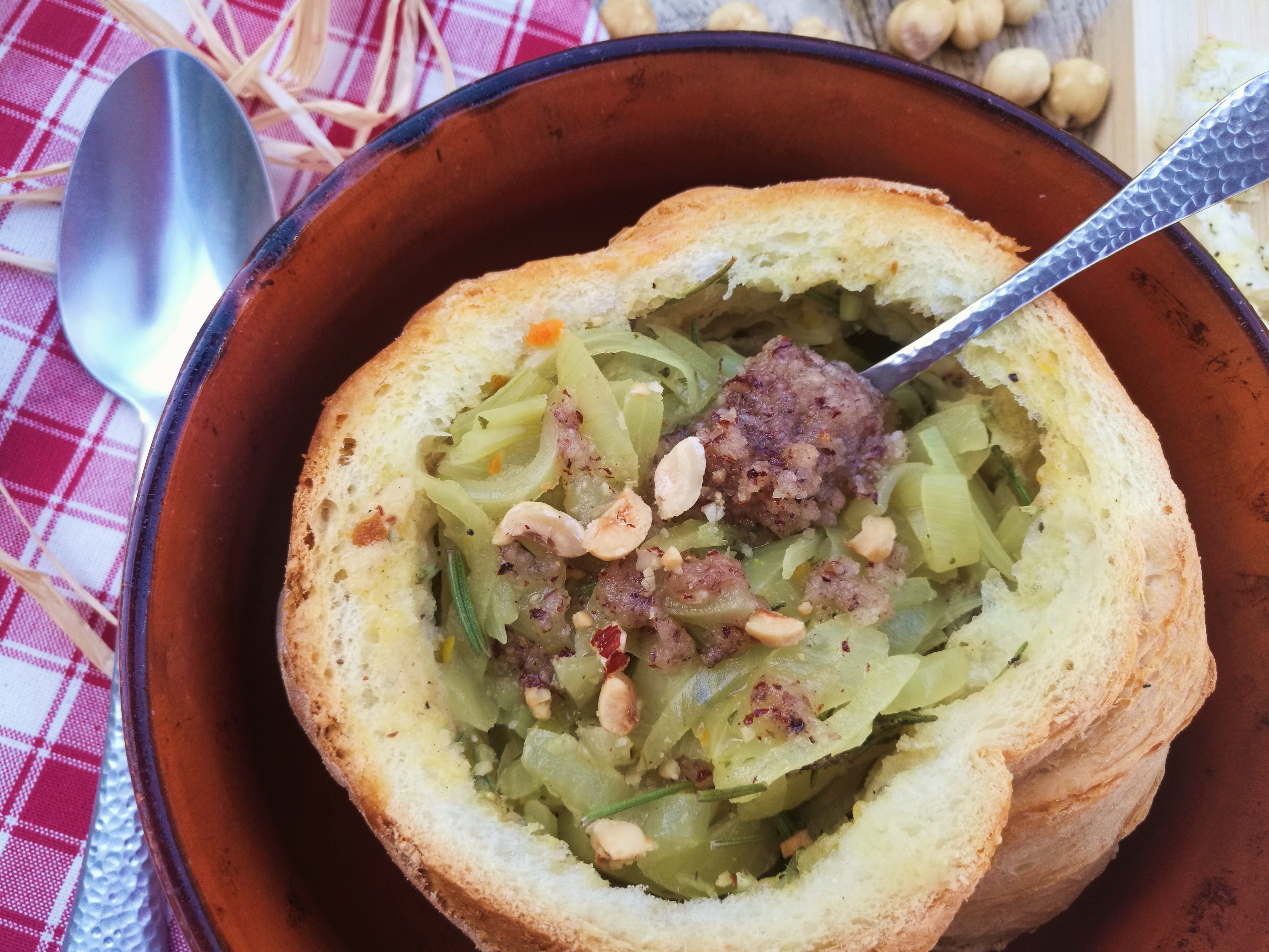 Lanx Satura. Zuppa di cipolle al pesto di nocciola in ciotola di pane