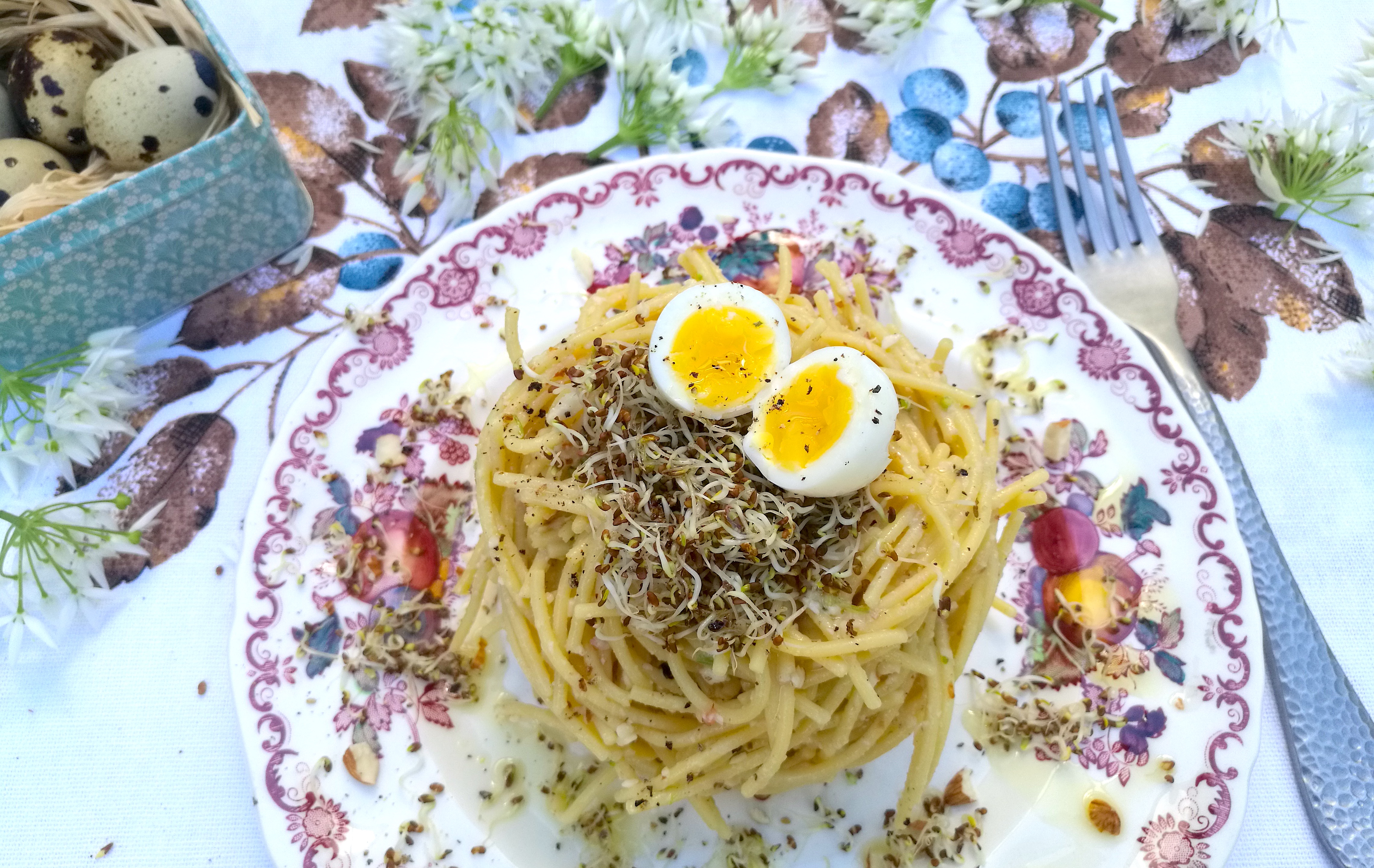 Spaghetti di lenticchie con pesto di aglio orsino, uovo di quaglia al curry e germogli di alfalfa