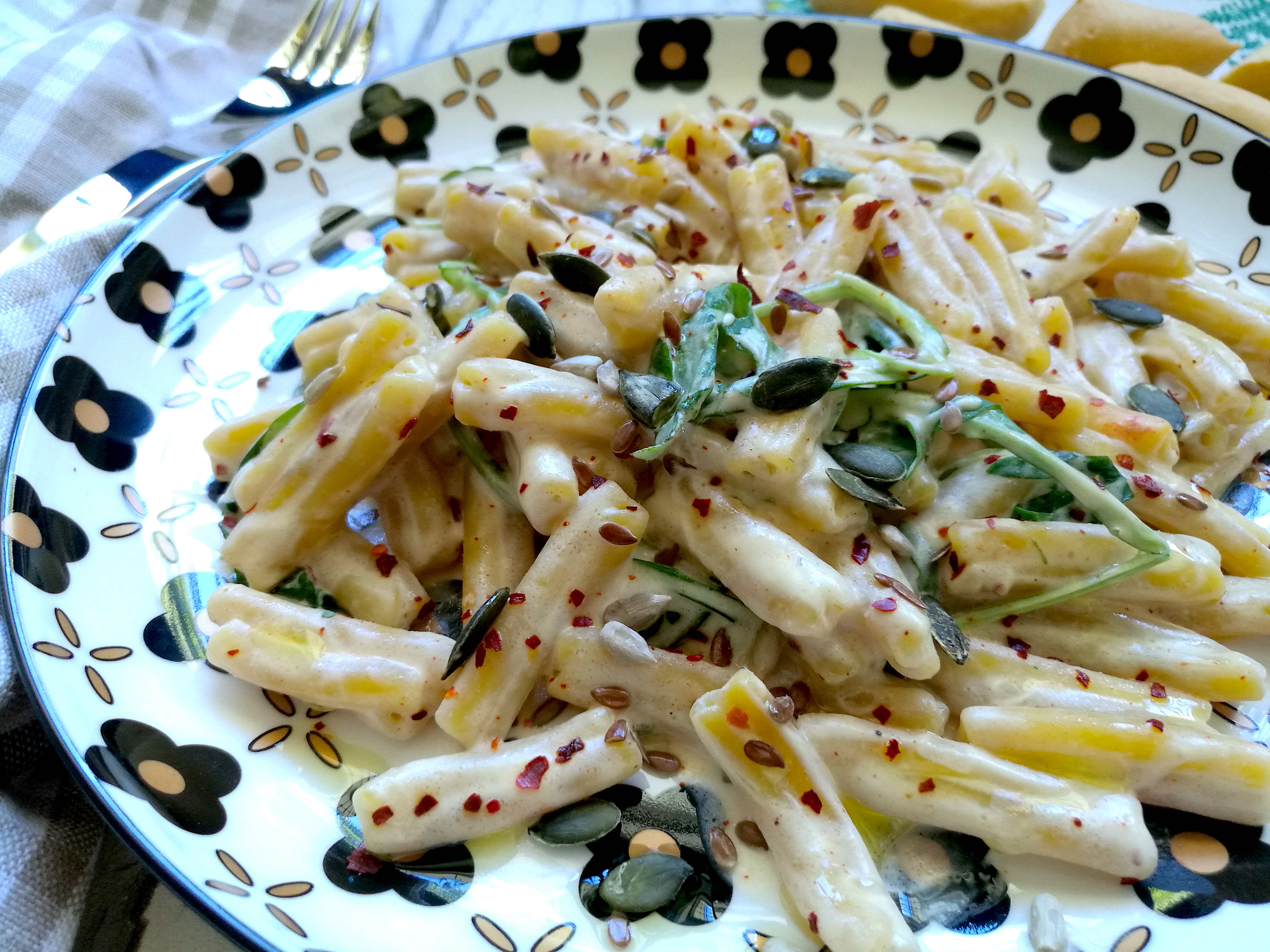 Caserecce di lenticchie gialle con crema di capra, rucola e semi di zucca