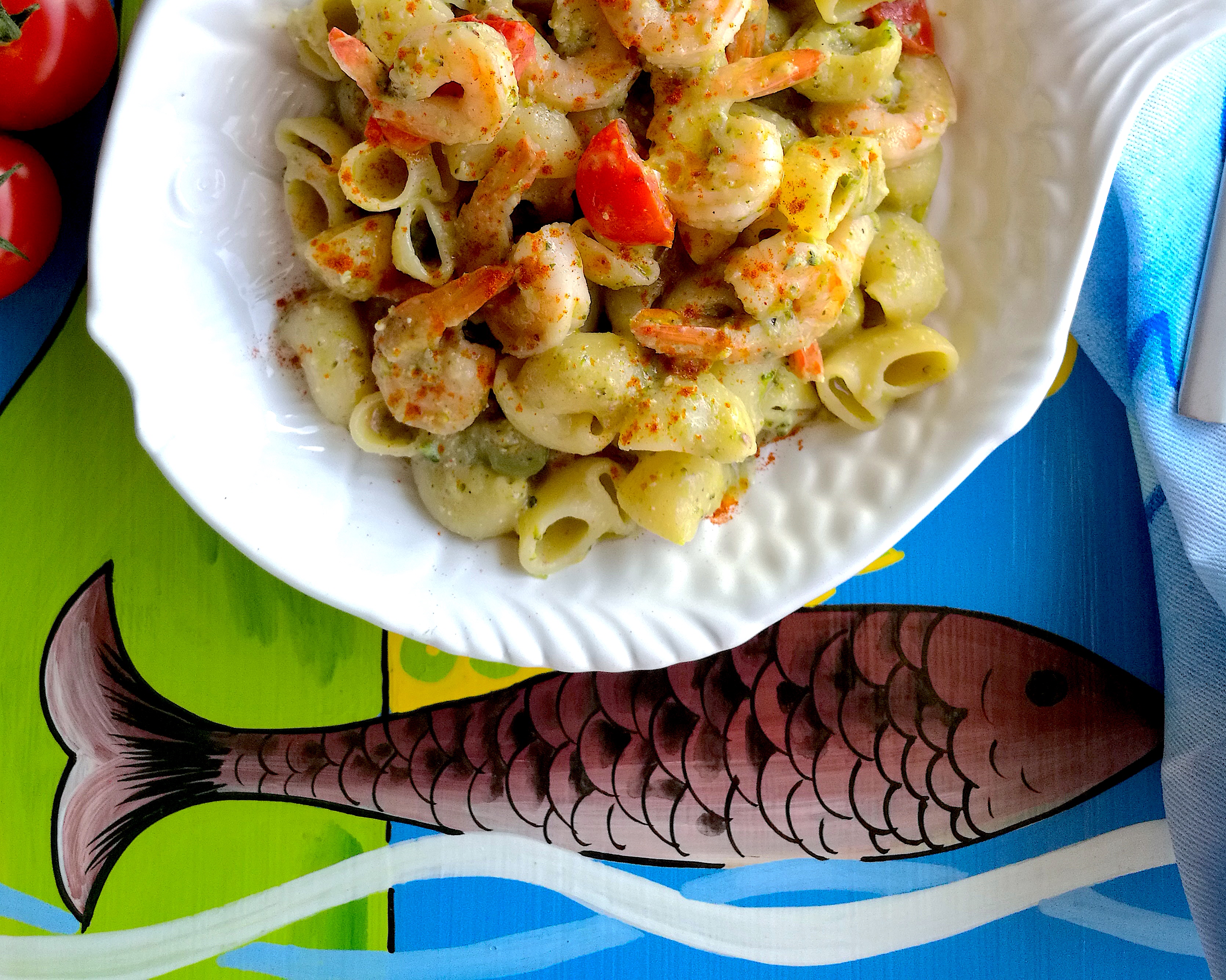 Conchiglie al pesto di pistacchio con broccoli e gamberi al brandy