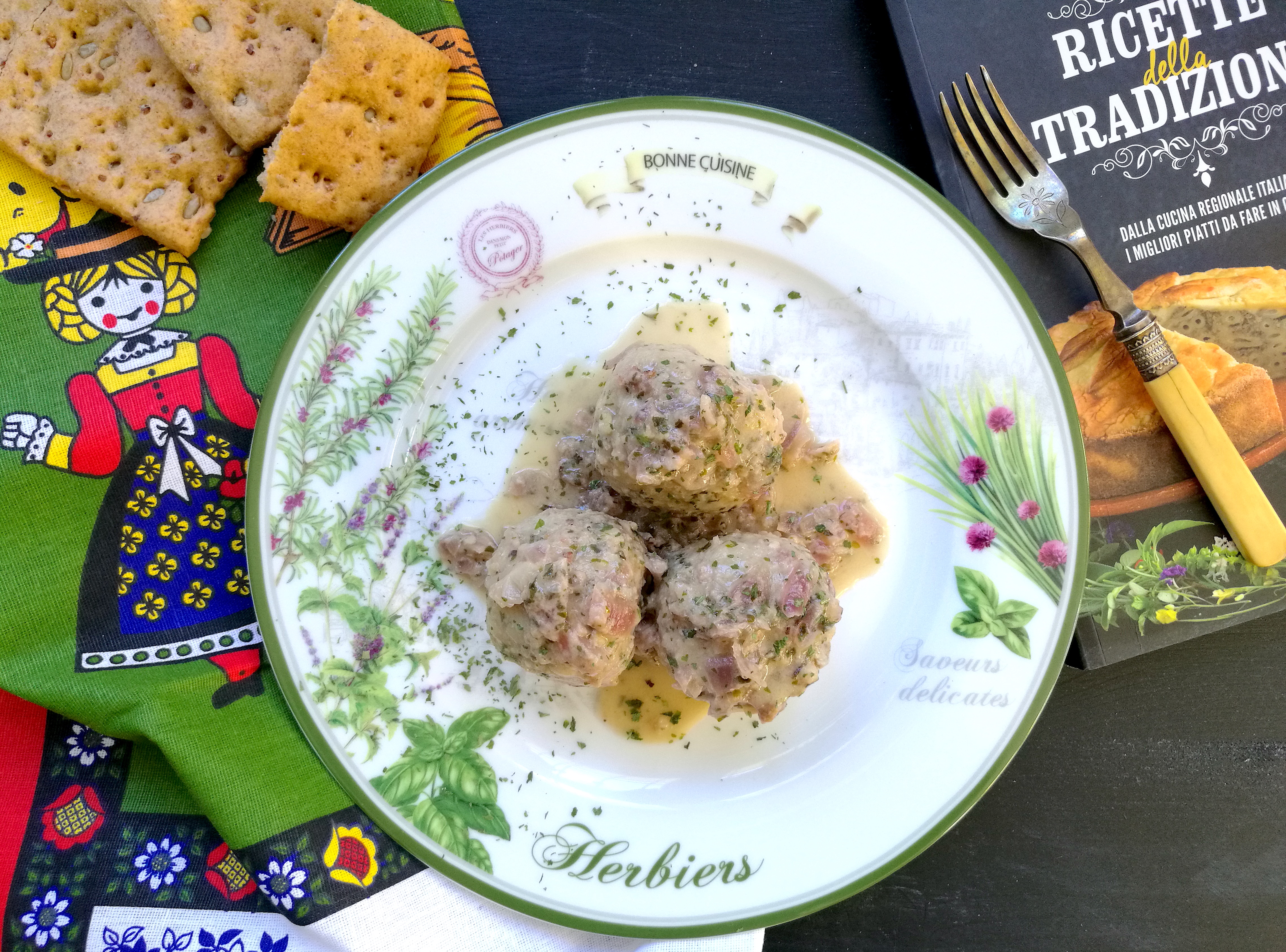 RICETTE DELLA TRADIZIONE con Speckknödel alla cipolla e formaggio erborinato