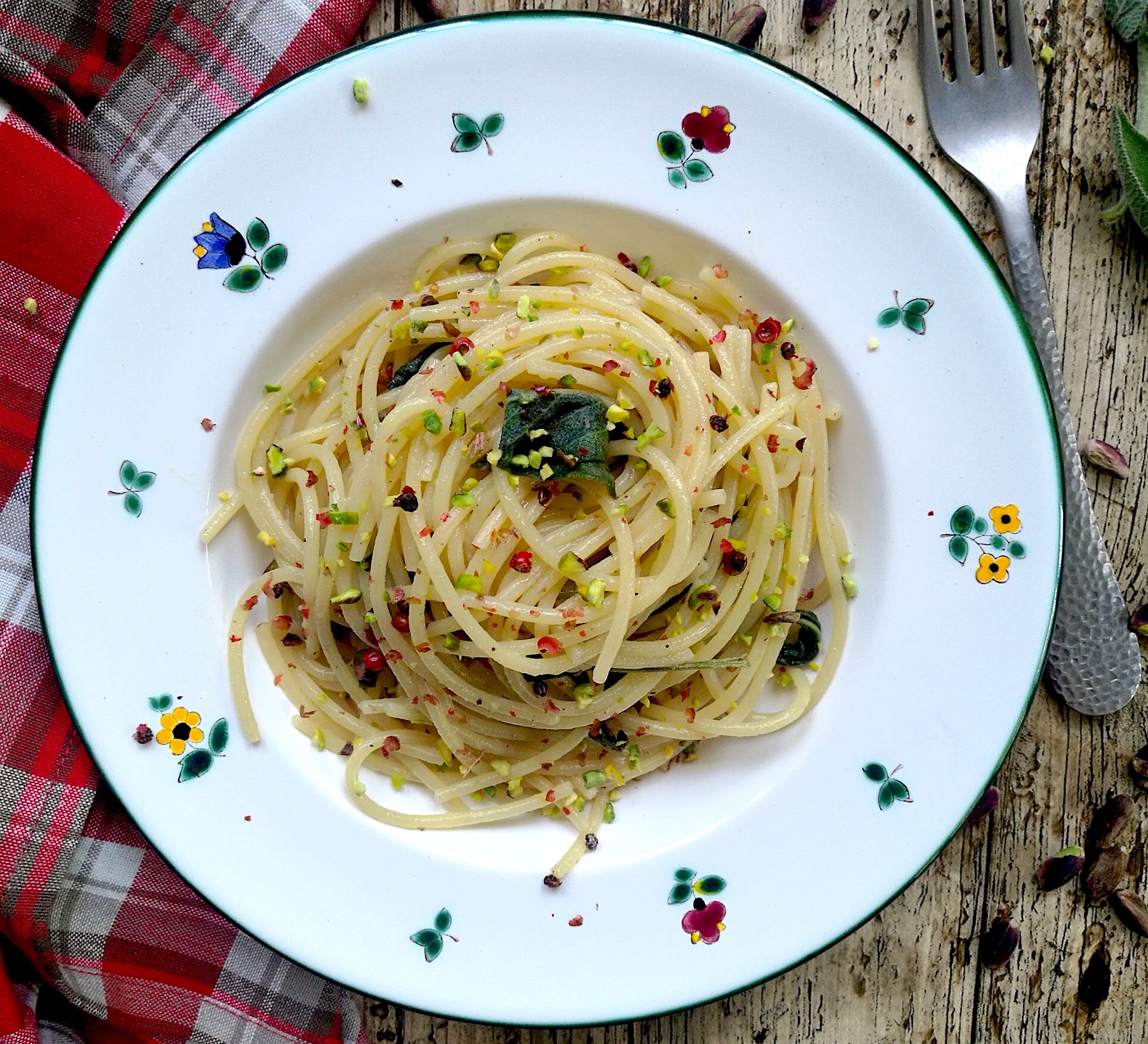 Spaghettoni burro, salvia e granella di pistacchio al Porto