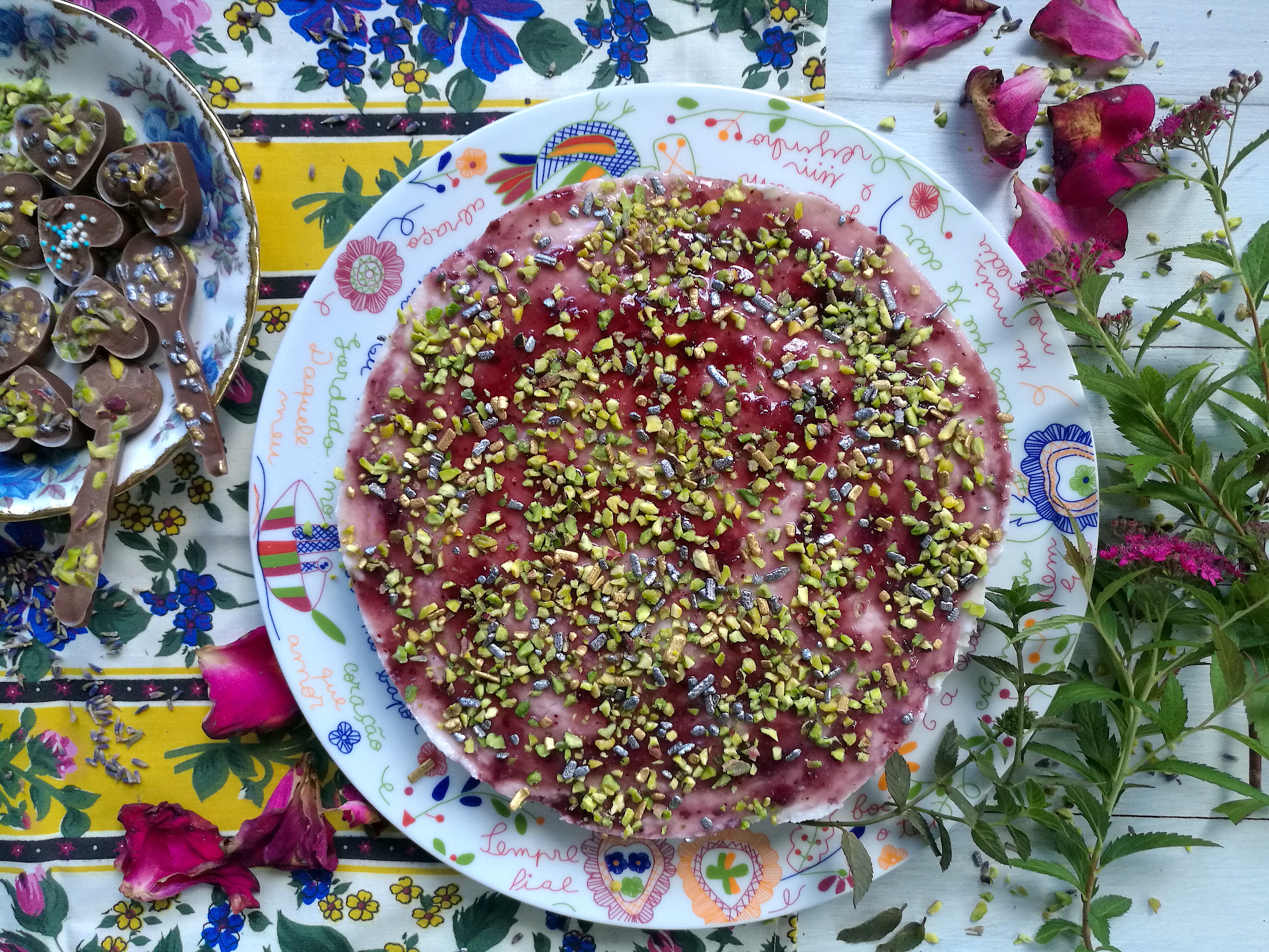 Cheesecake e cucchiaini al Barolo con petali di rosa e fiori di lavanda