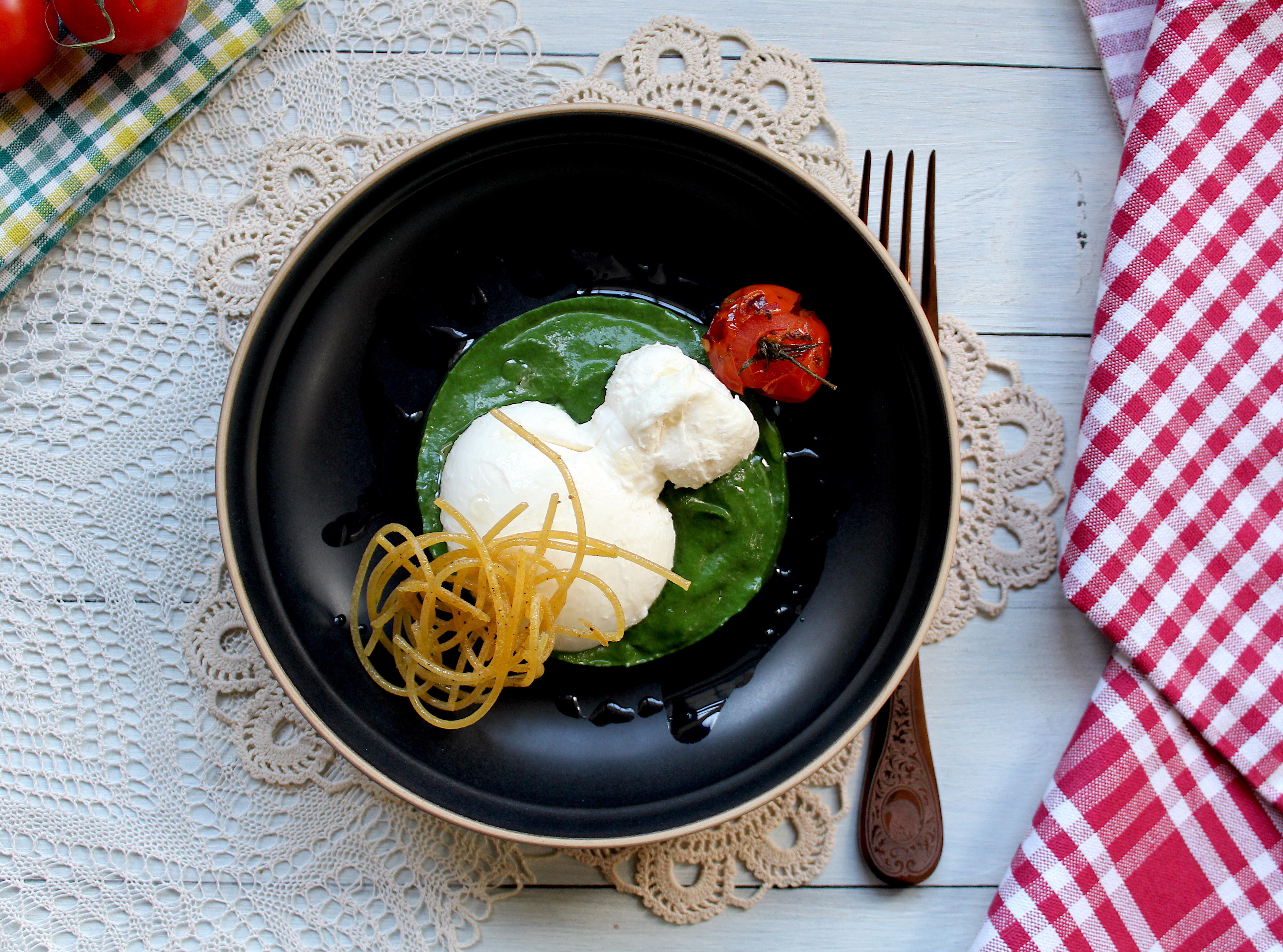 Un inno all’Italia: Burratina su crema di spinaci, spaghetti fritti e ciliegino al cartoccio