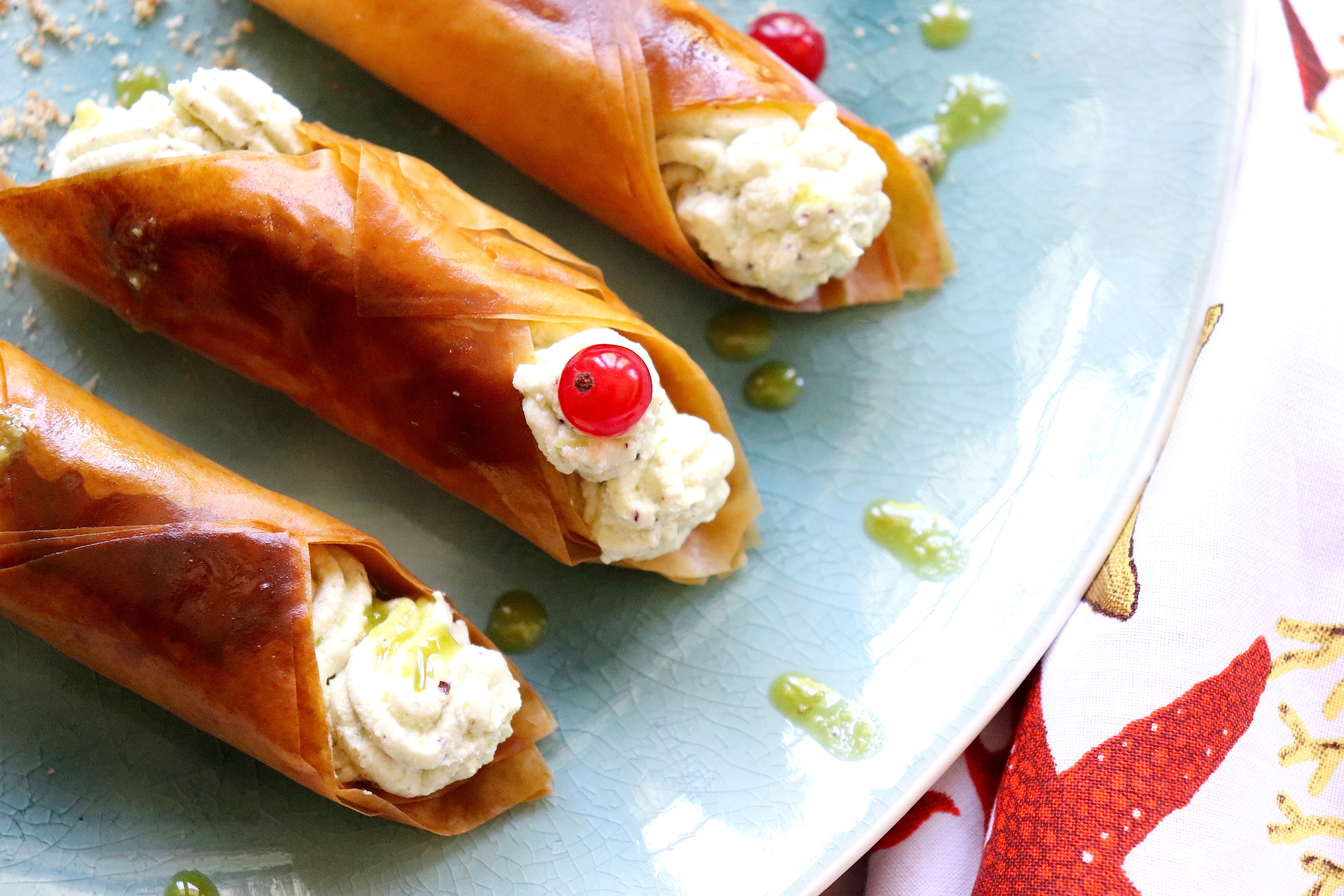 Cannoli salati con pesto di pistacchio oro e pangrattato alle alici piccanti