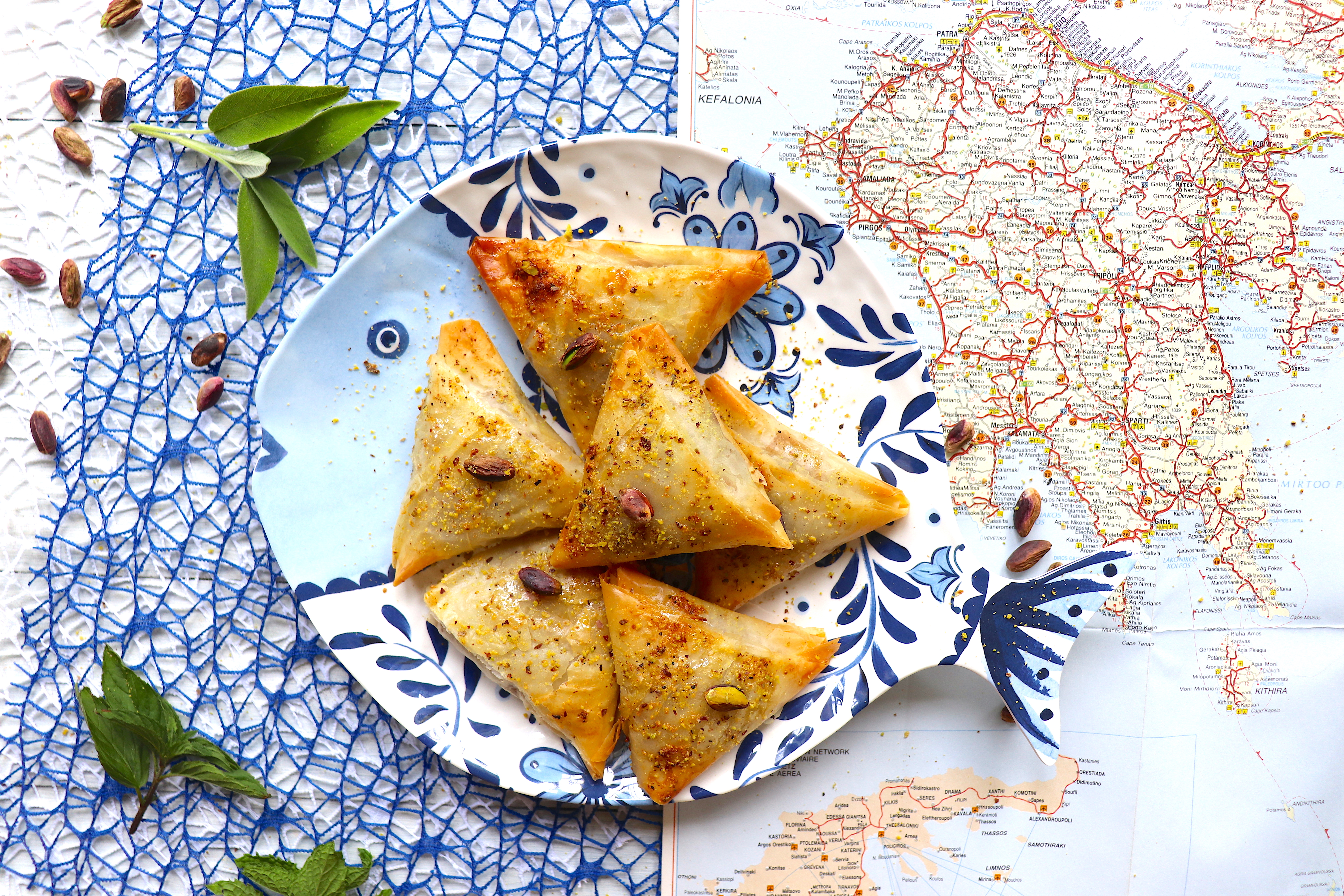 L’ITALIA INCONTRA LA GRECIA: Tiropita con patè di olive Kalamon, capuliato siciliano e feta