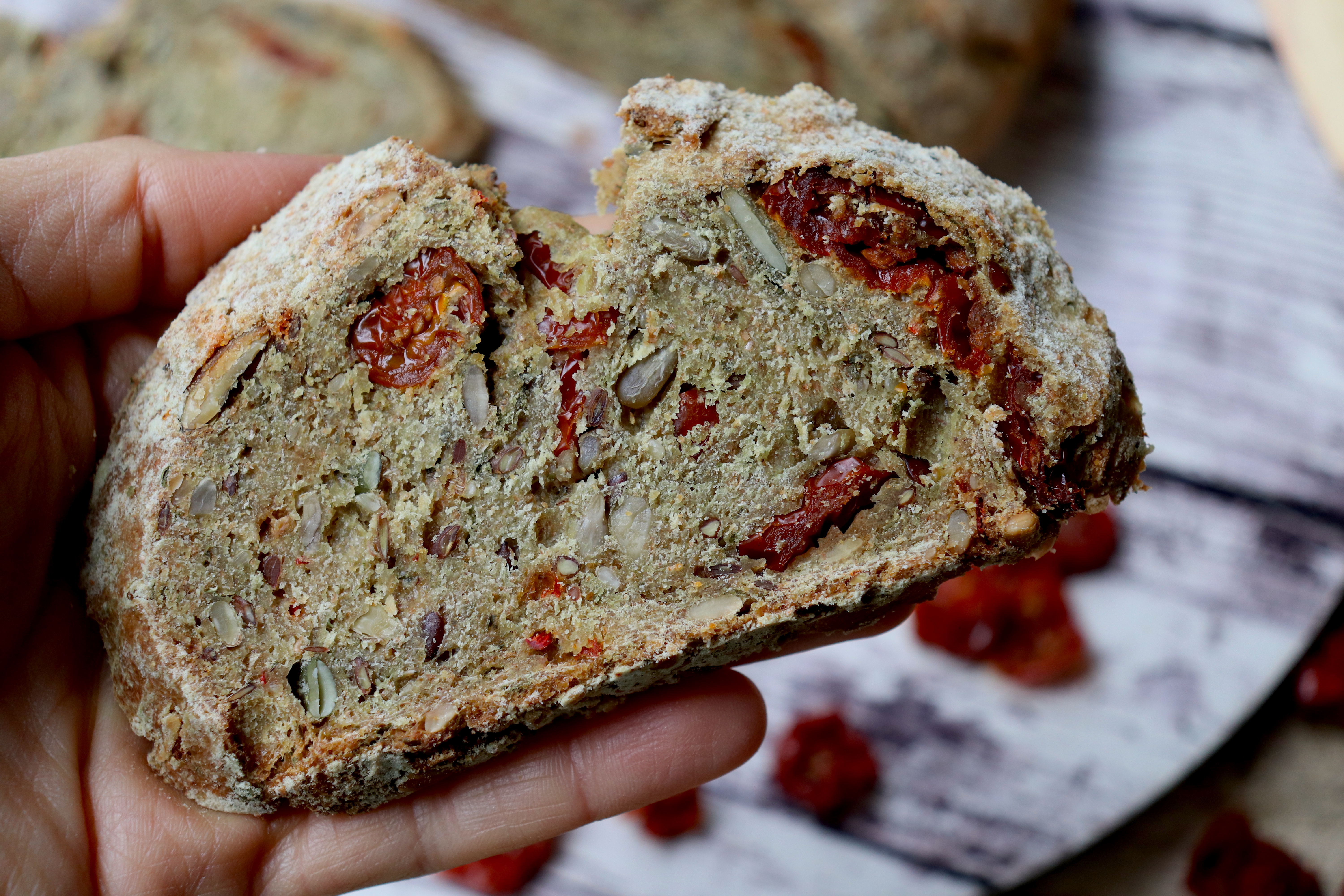Un pane da favola: integrale con ortiche finlandesi e pomodorini secchi siciliani