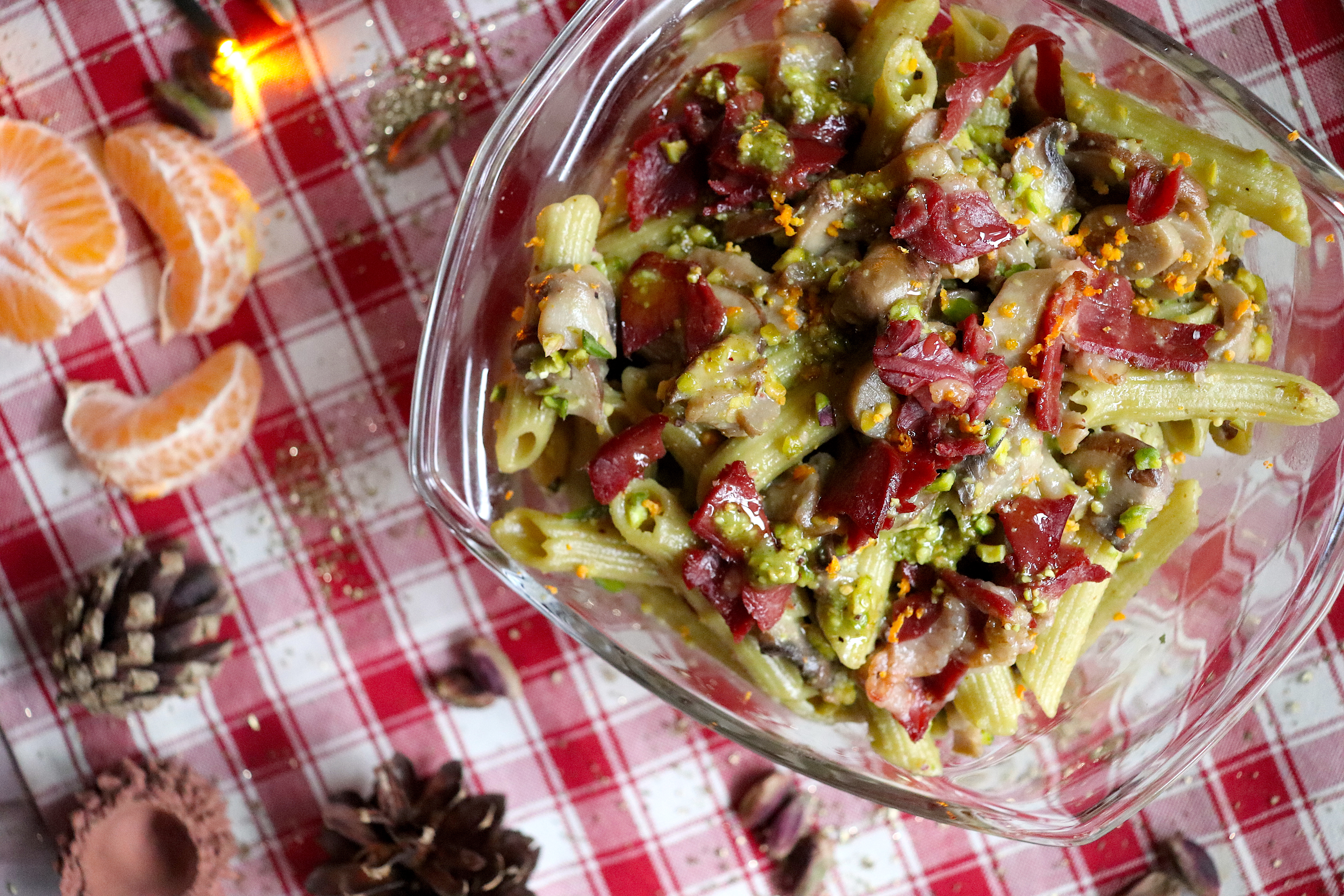 Penne invernali al pistacchio con funghi e petto d’anatra affumicato