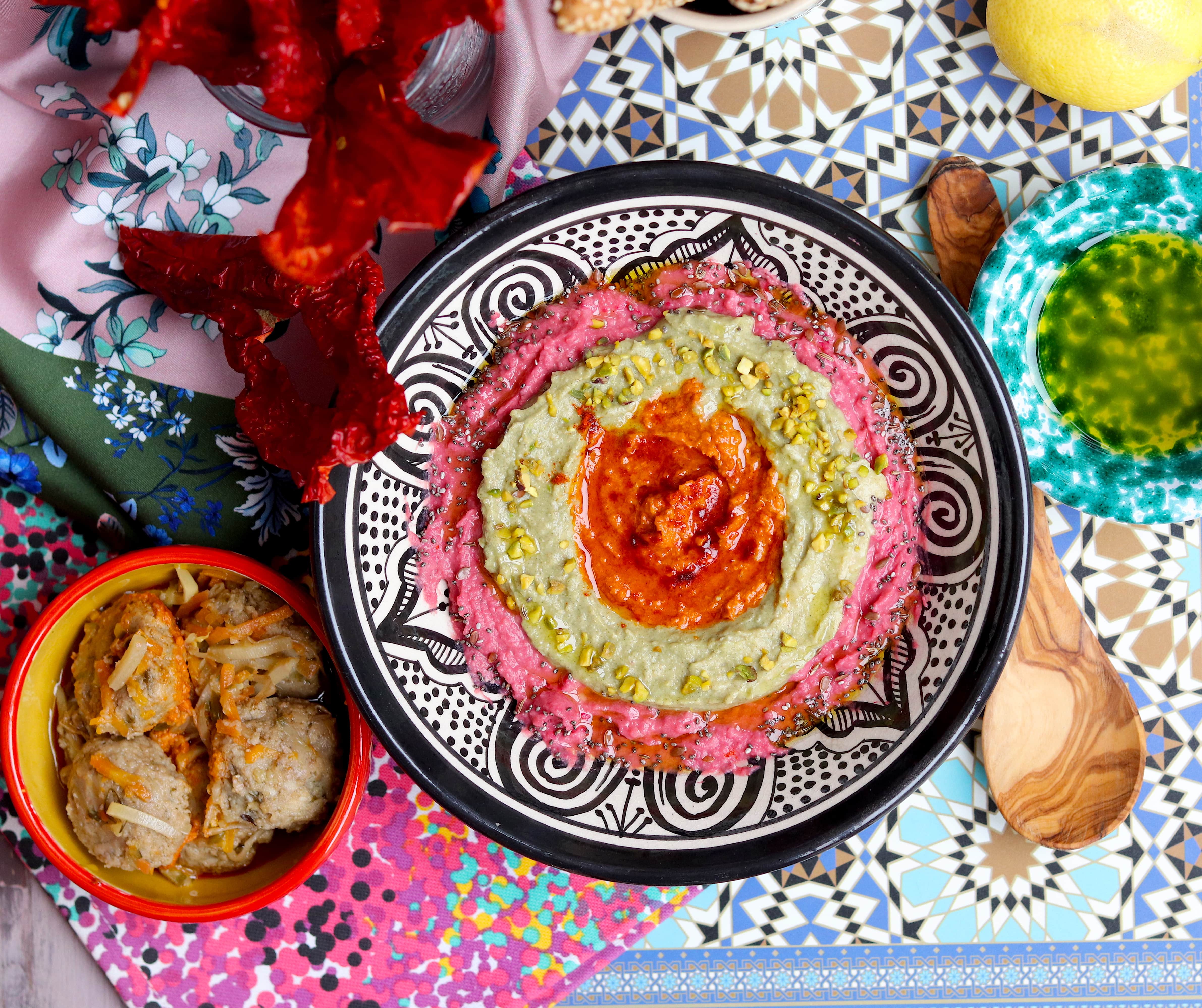 Hummus arcobaleno con crema di fave, Cruschi e polpette di avena