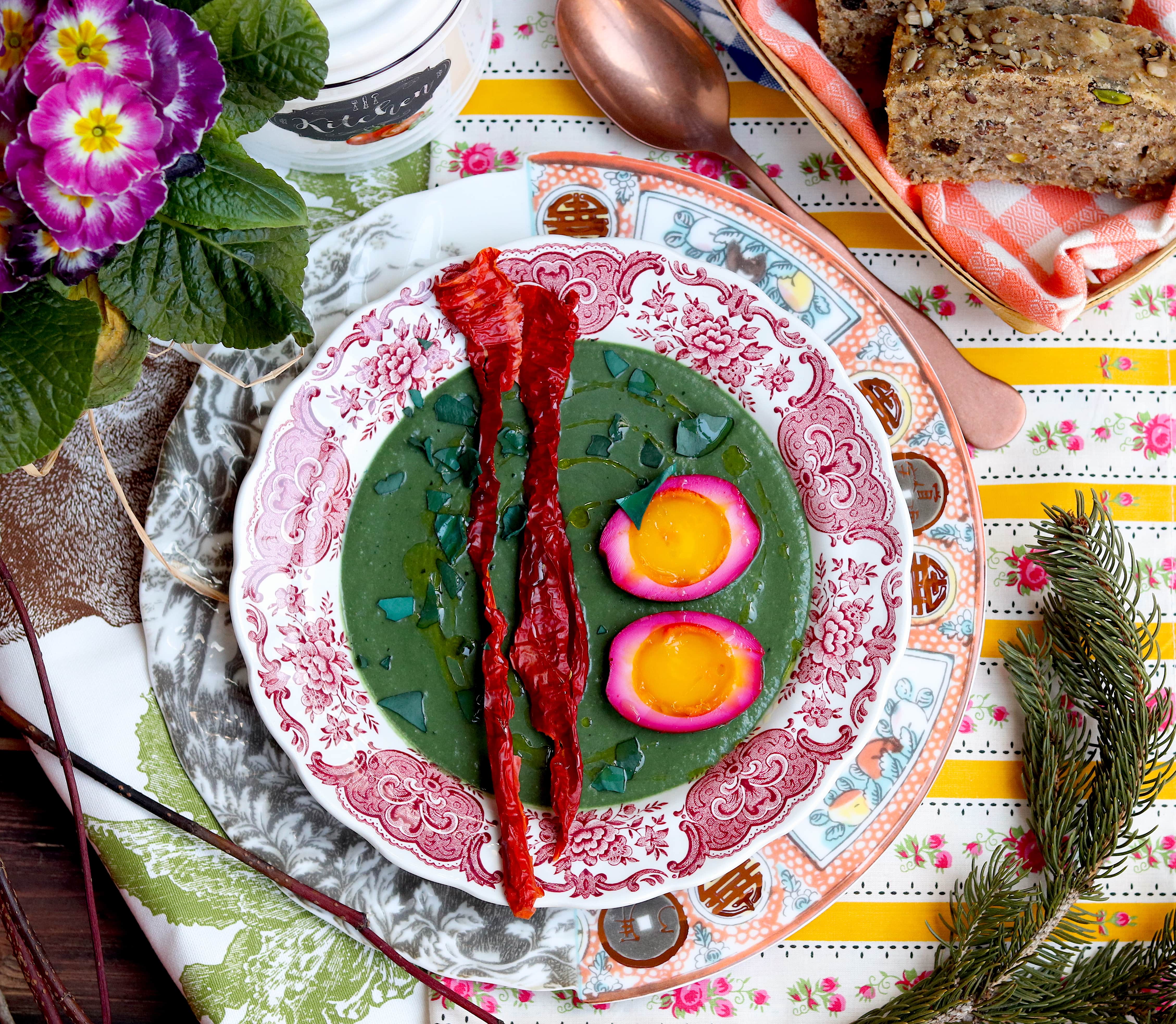 Uova rosa su crema di ceci alla spirulina