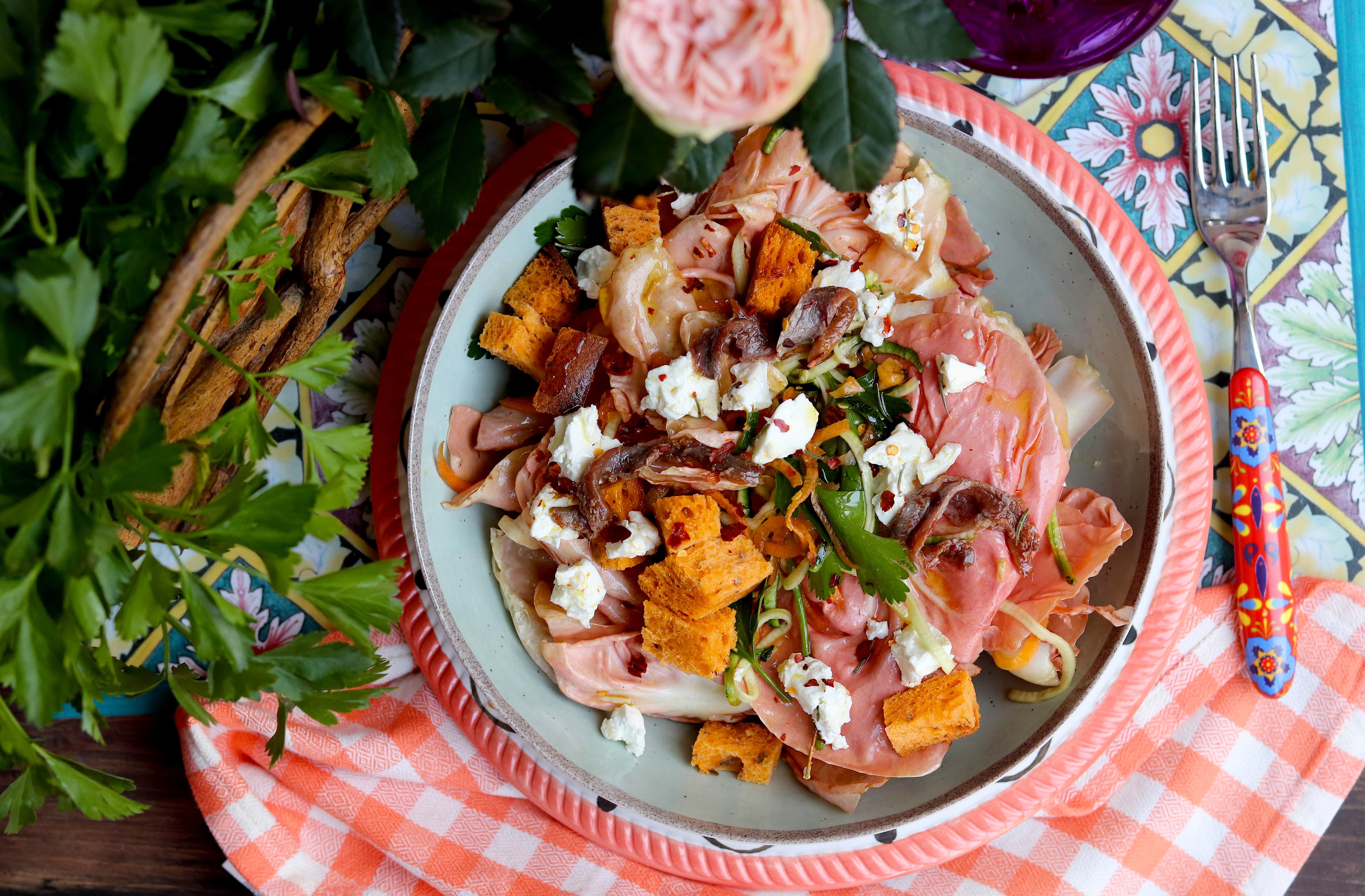 Tavolozza di insalata con radicchio rosa e acciughe portoghesi