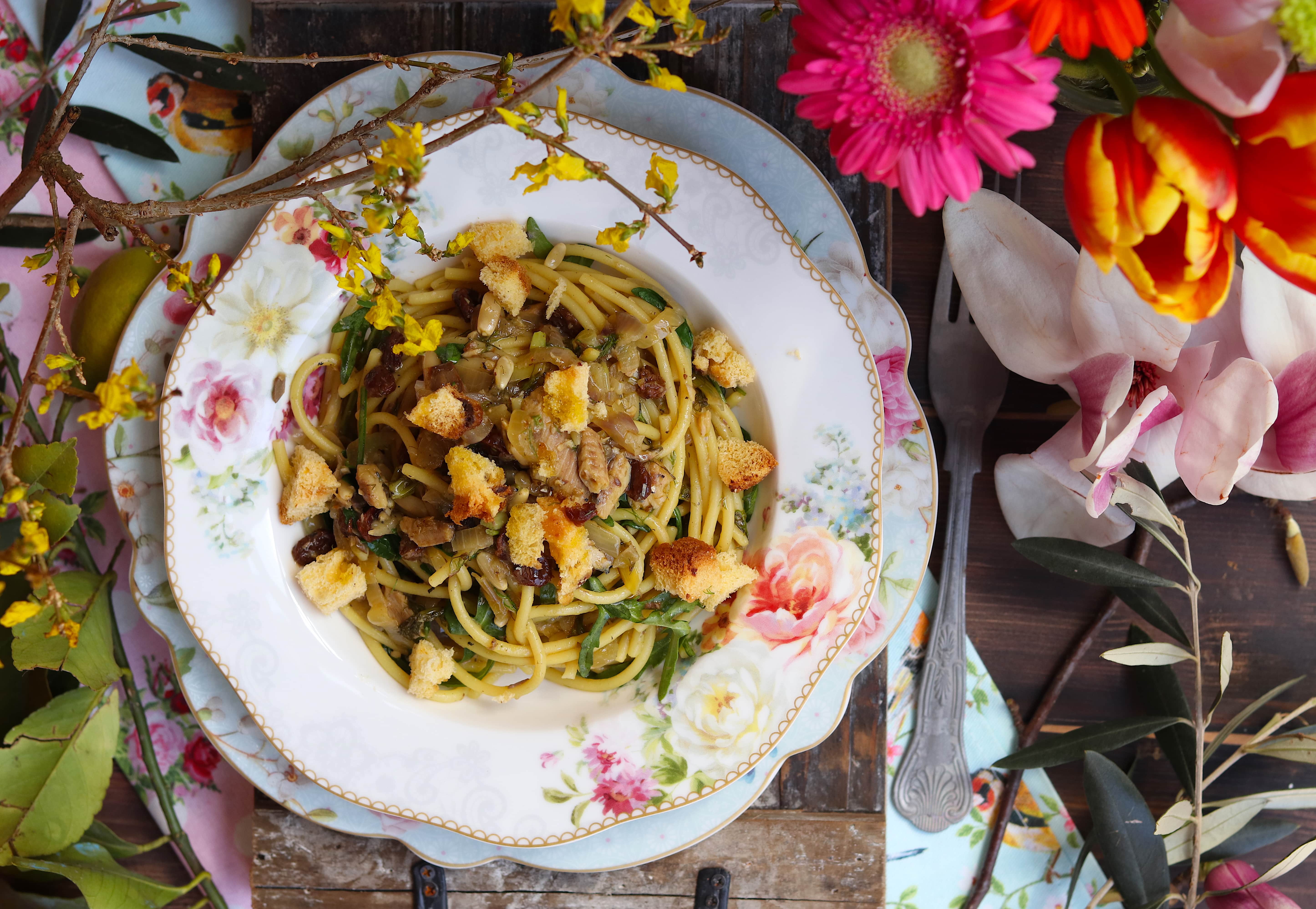 Spaghettoni con sardine al limone, rucola e briciole di colomba