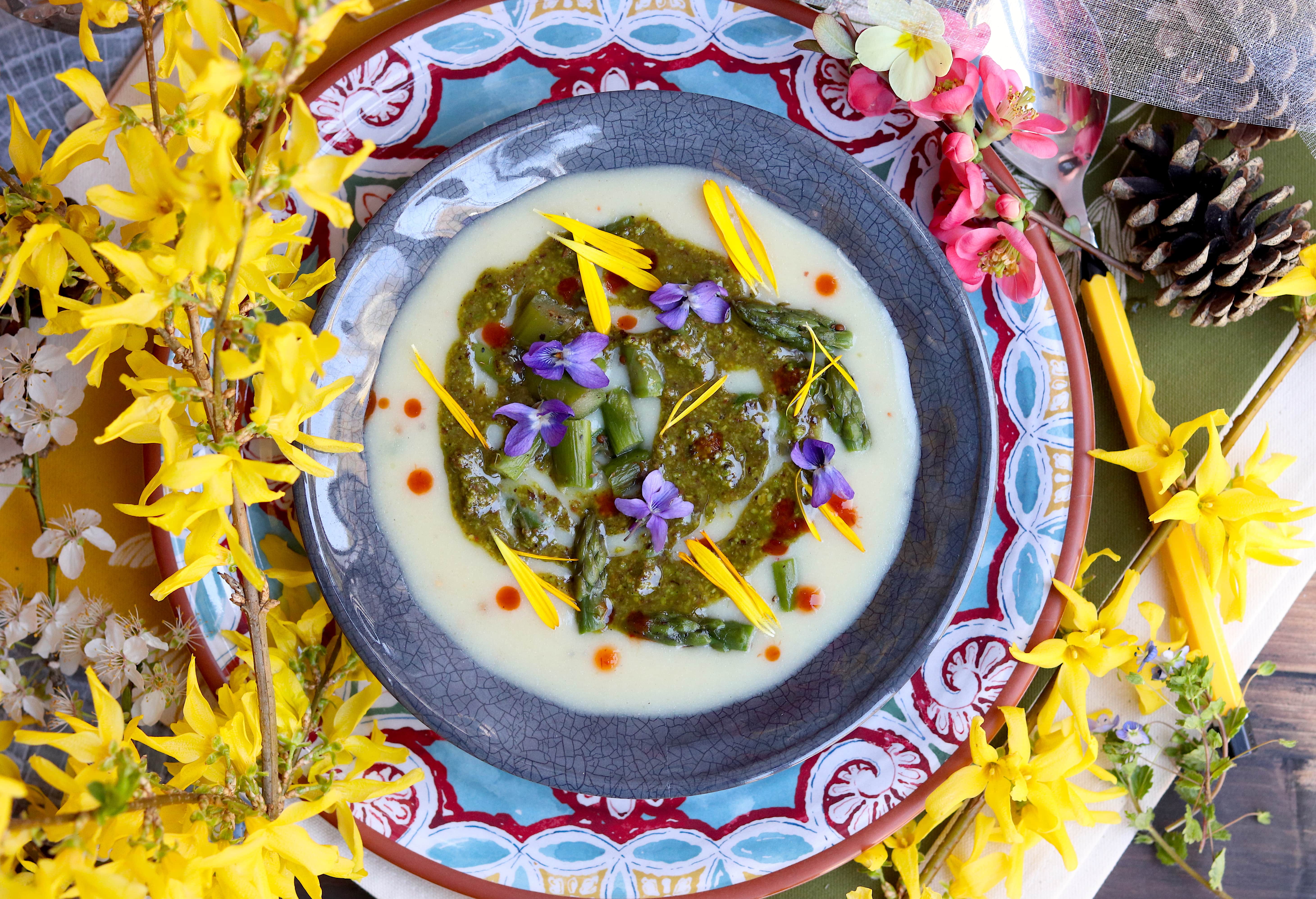 Vellutata spicy di asparagi mantecata al pesto di pistacchio e porcini