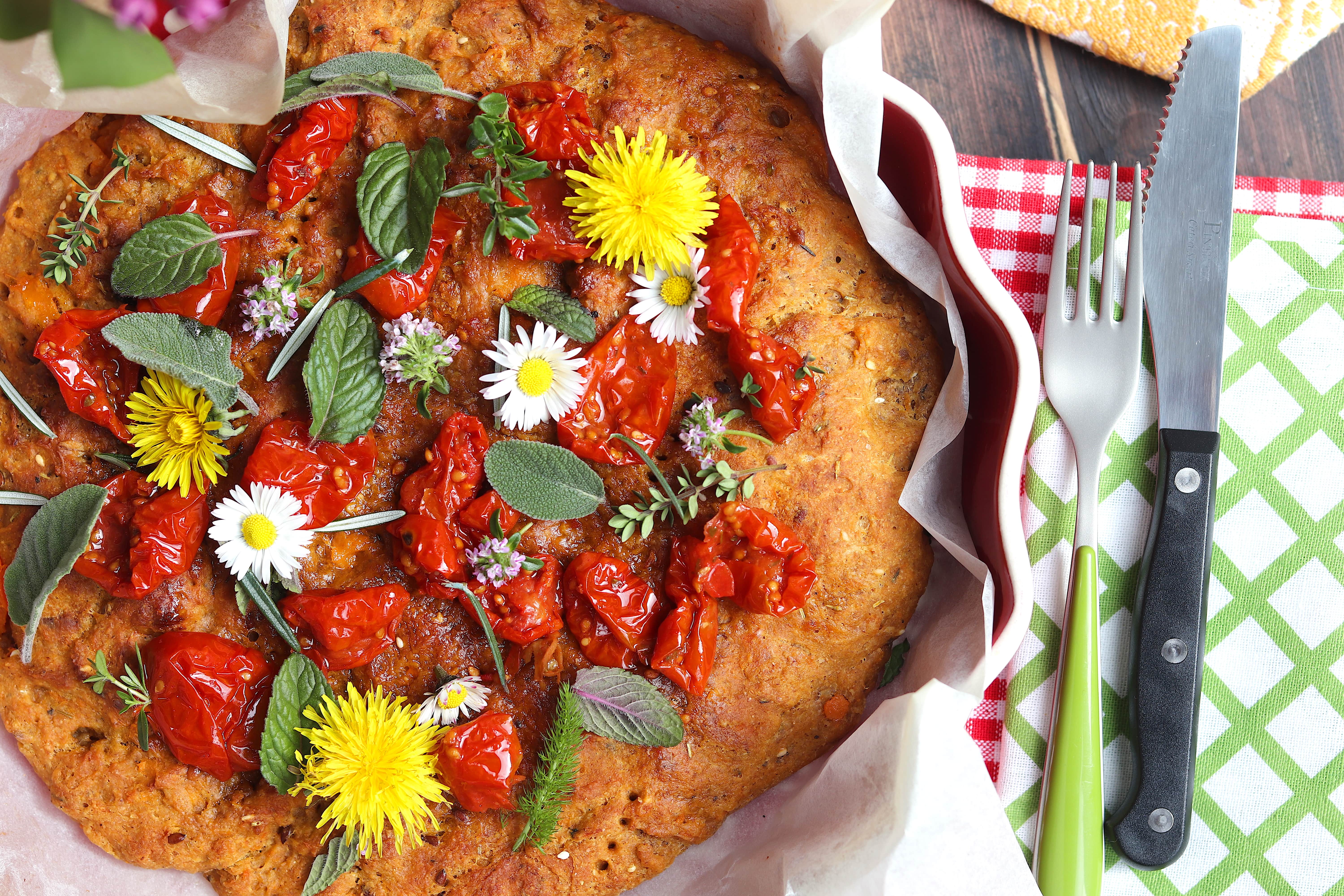 Focaccia con patate dolci, pomodorini pugliesi e aromi
