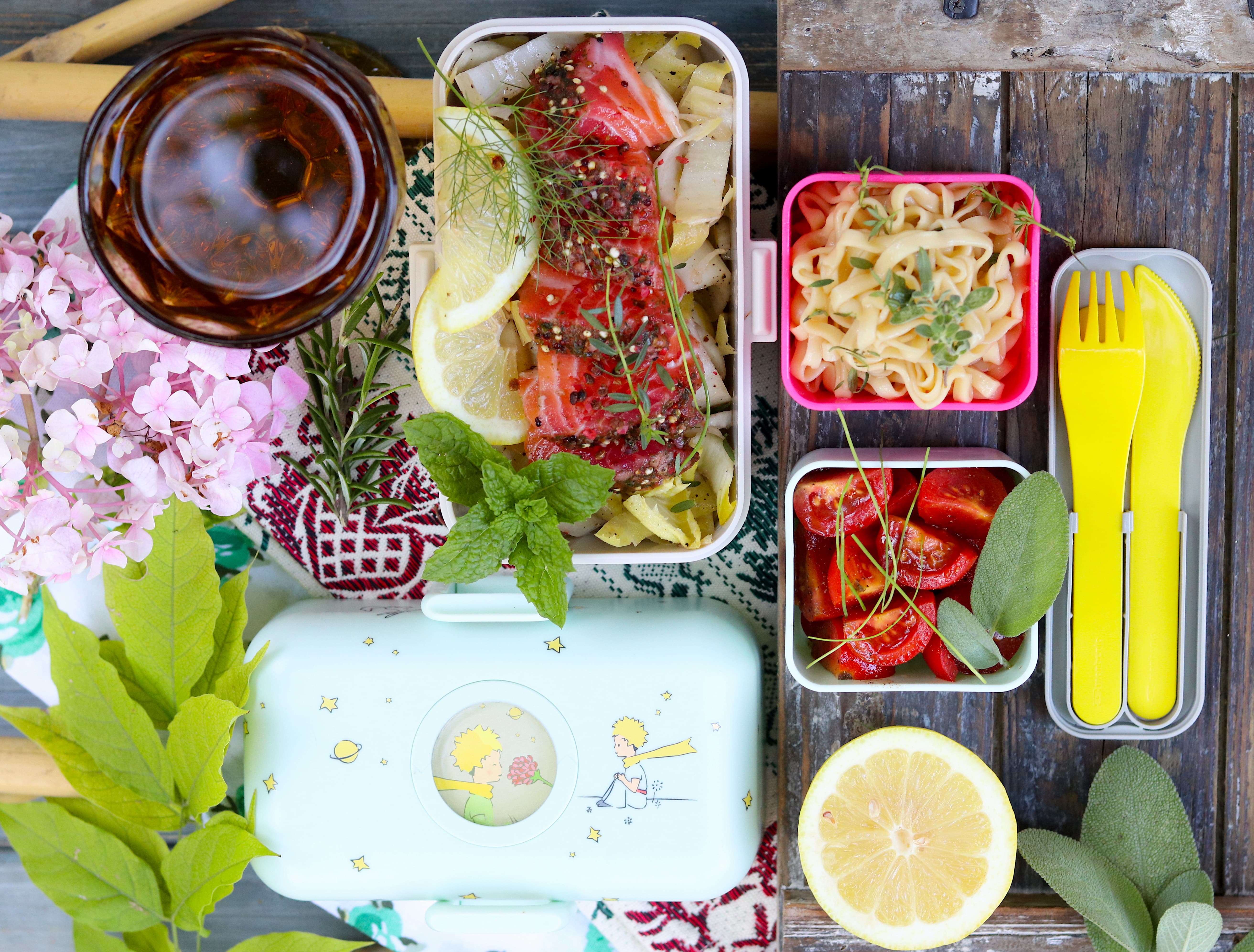 Il mare in una scatola con salmone affumicato su legno di cedro