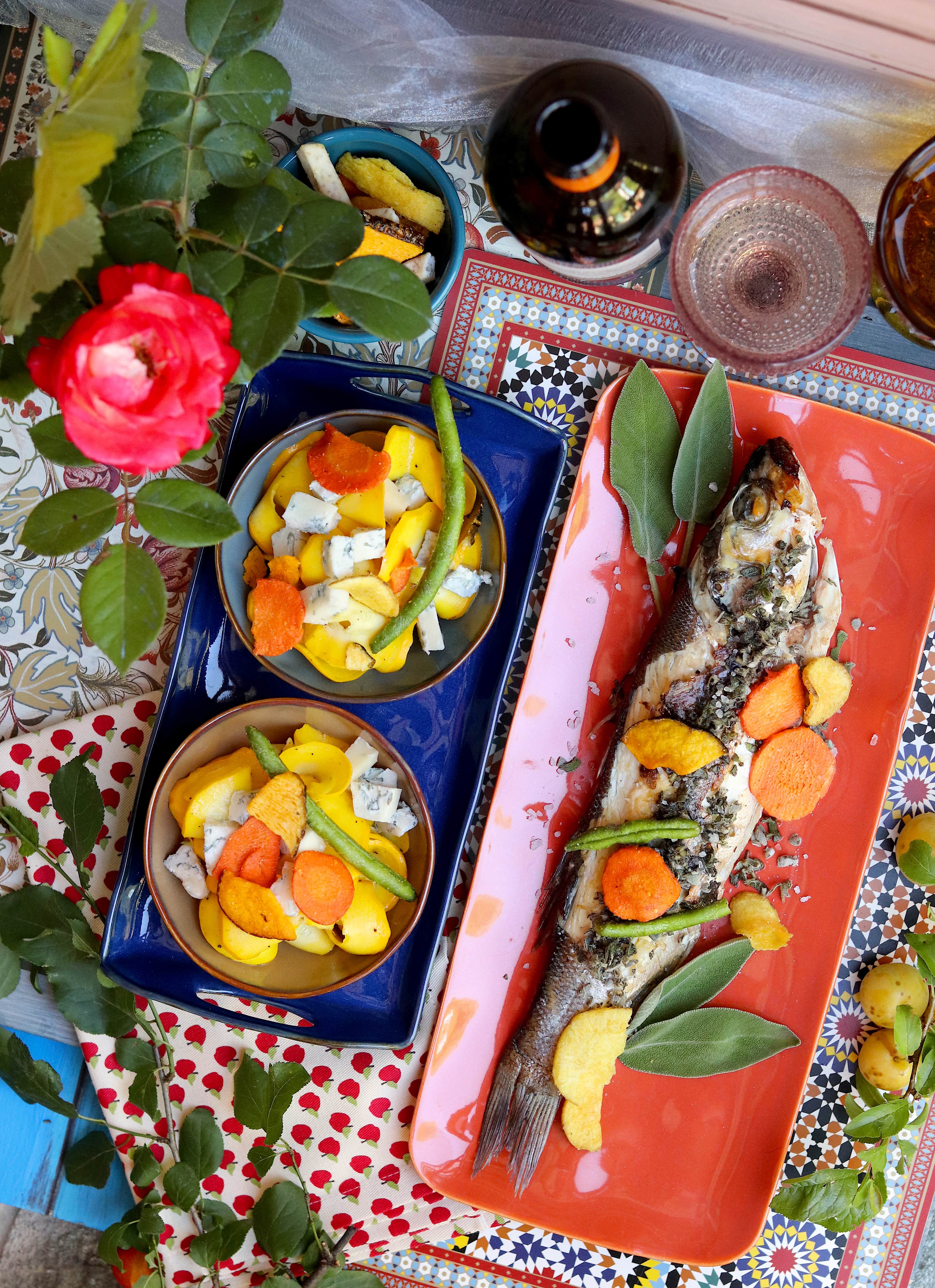 Branzino al sale con insalata di zucchine e formaggio erborinato