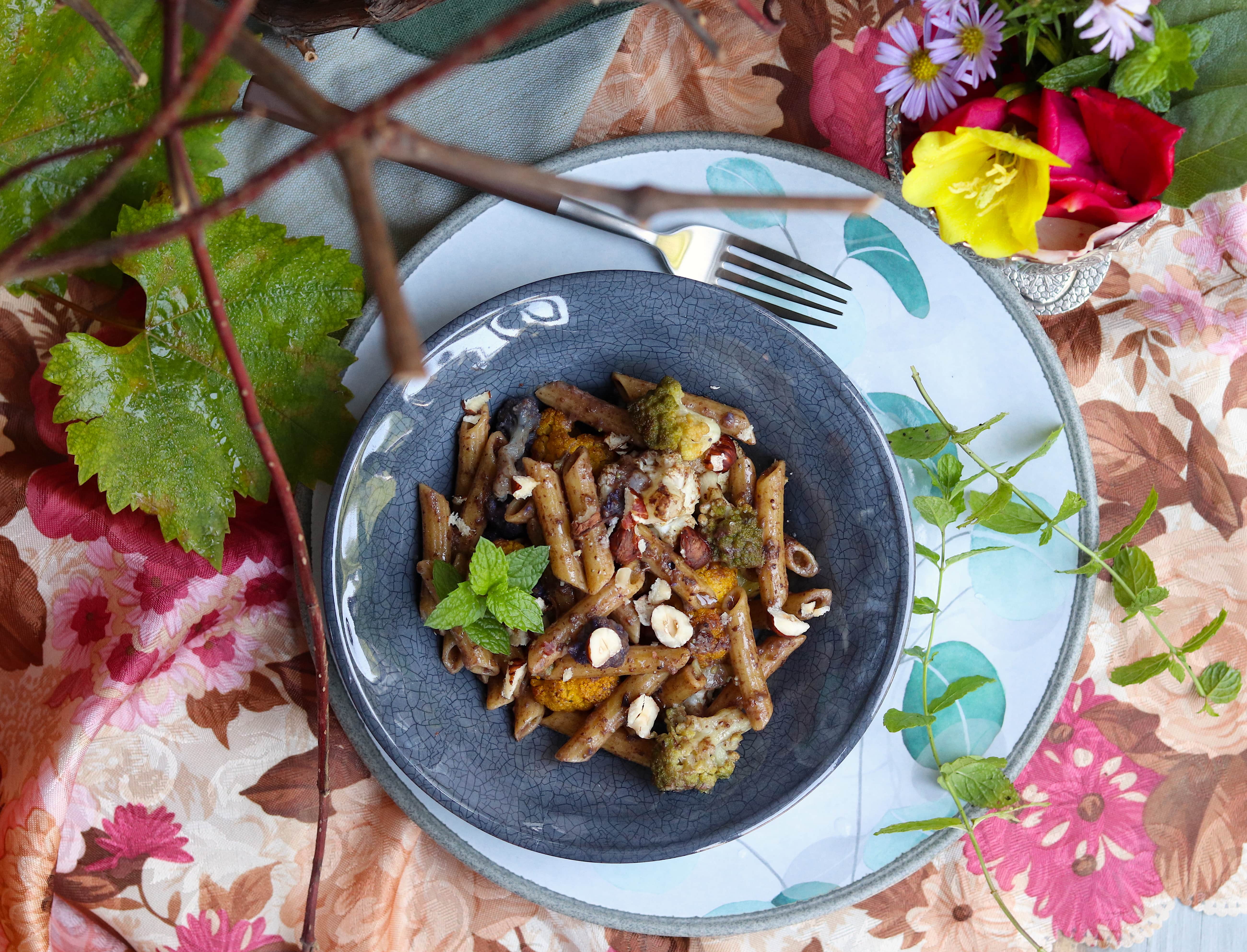 Penne gluten free, cavolfiori colorati e paté di olive