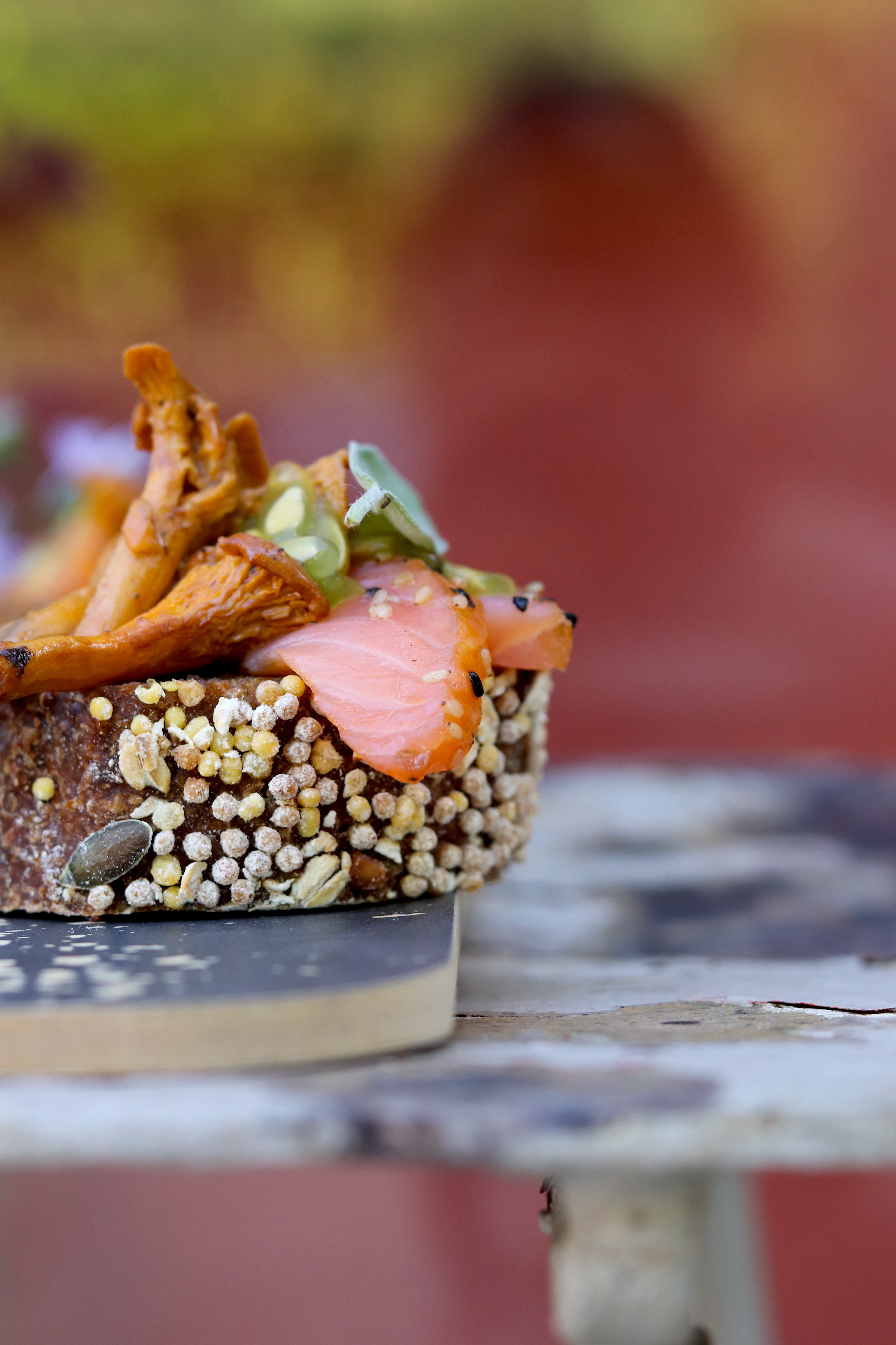 Fischbrötchen con sgombro ai pepi, salmone, finferli e kiwano