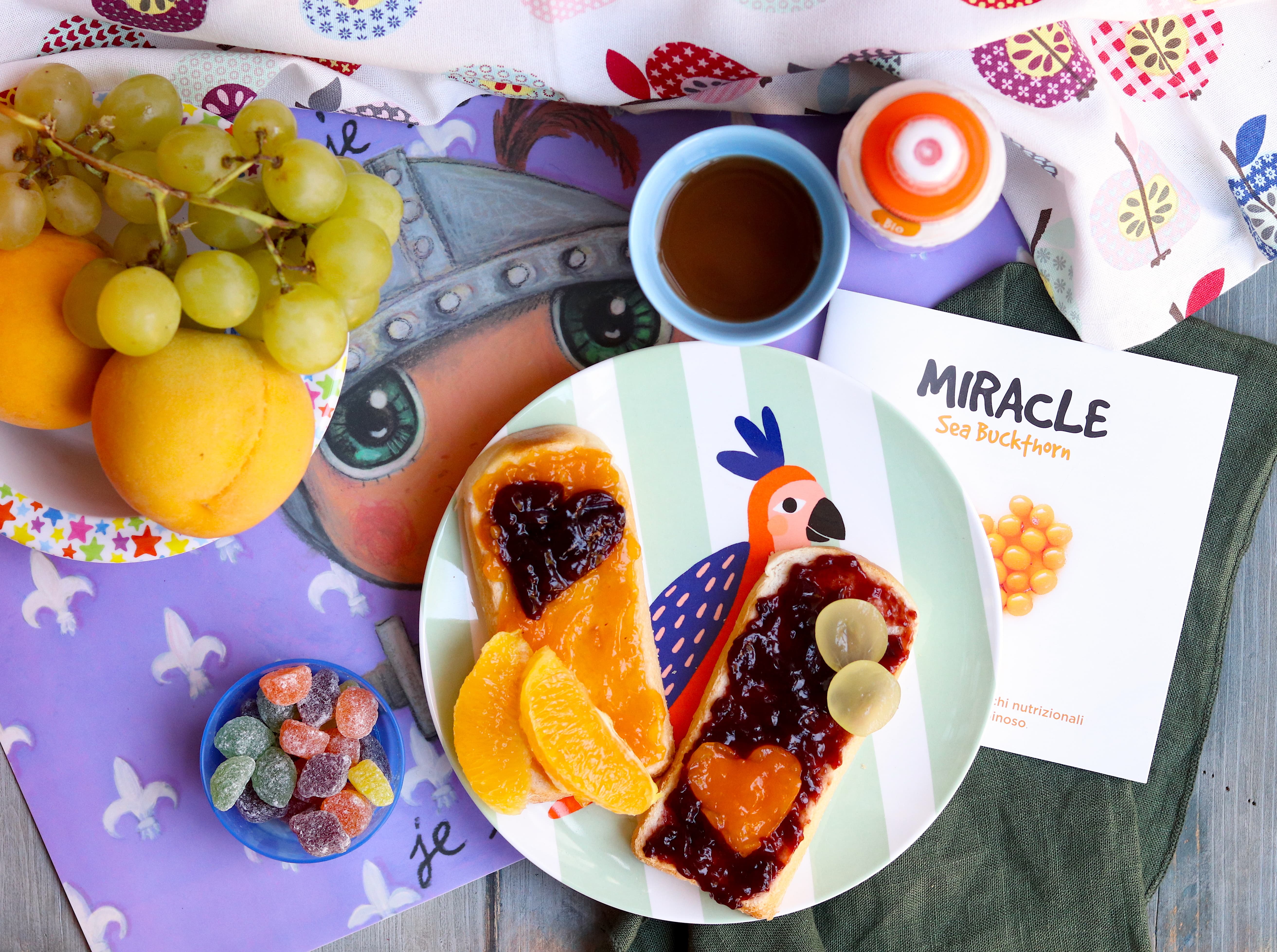 La merenda per i più piccoli: pane, marmellata e succo di olivello spinoso