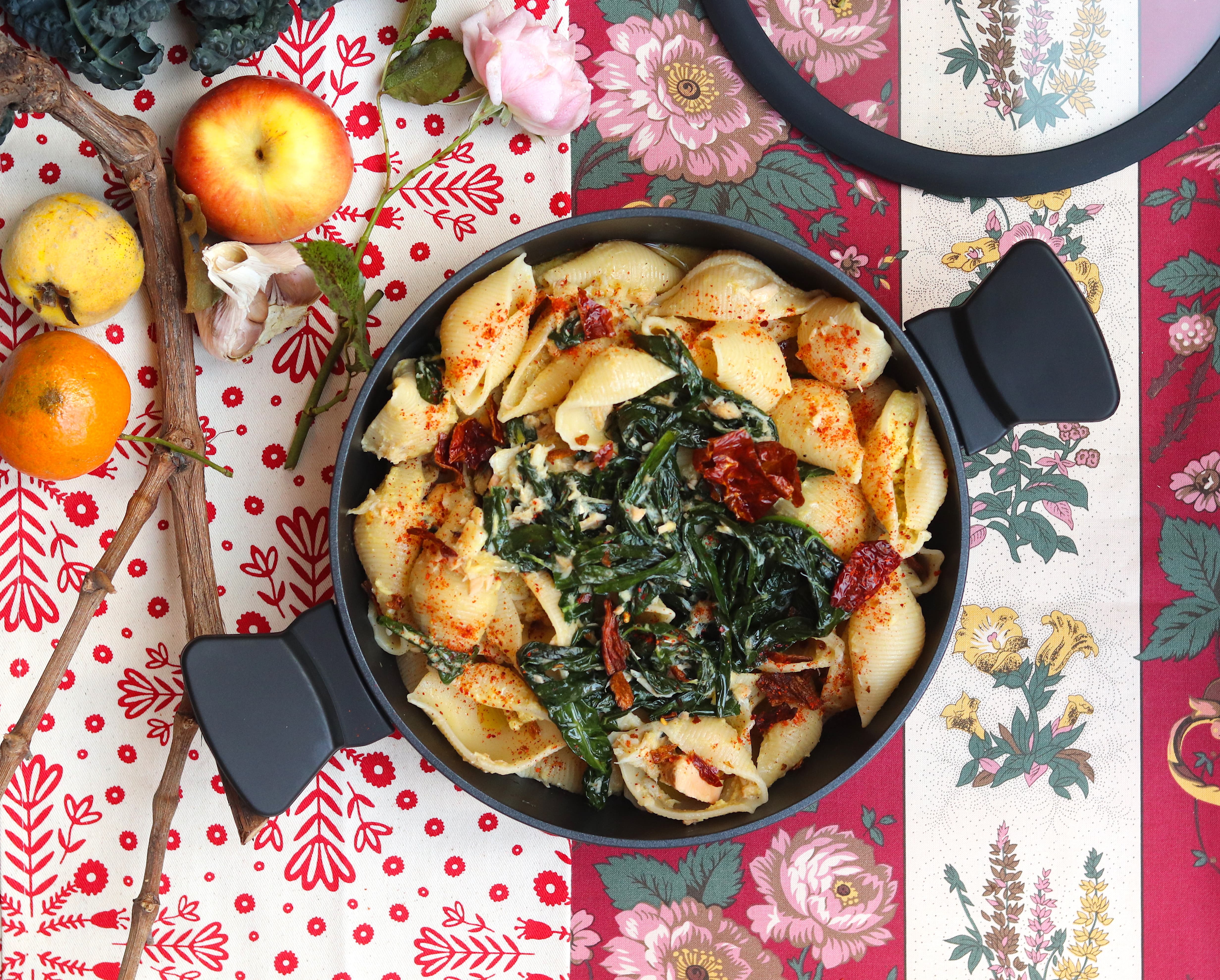 Conchiglioni al baccalà e salmone con cavolo nero