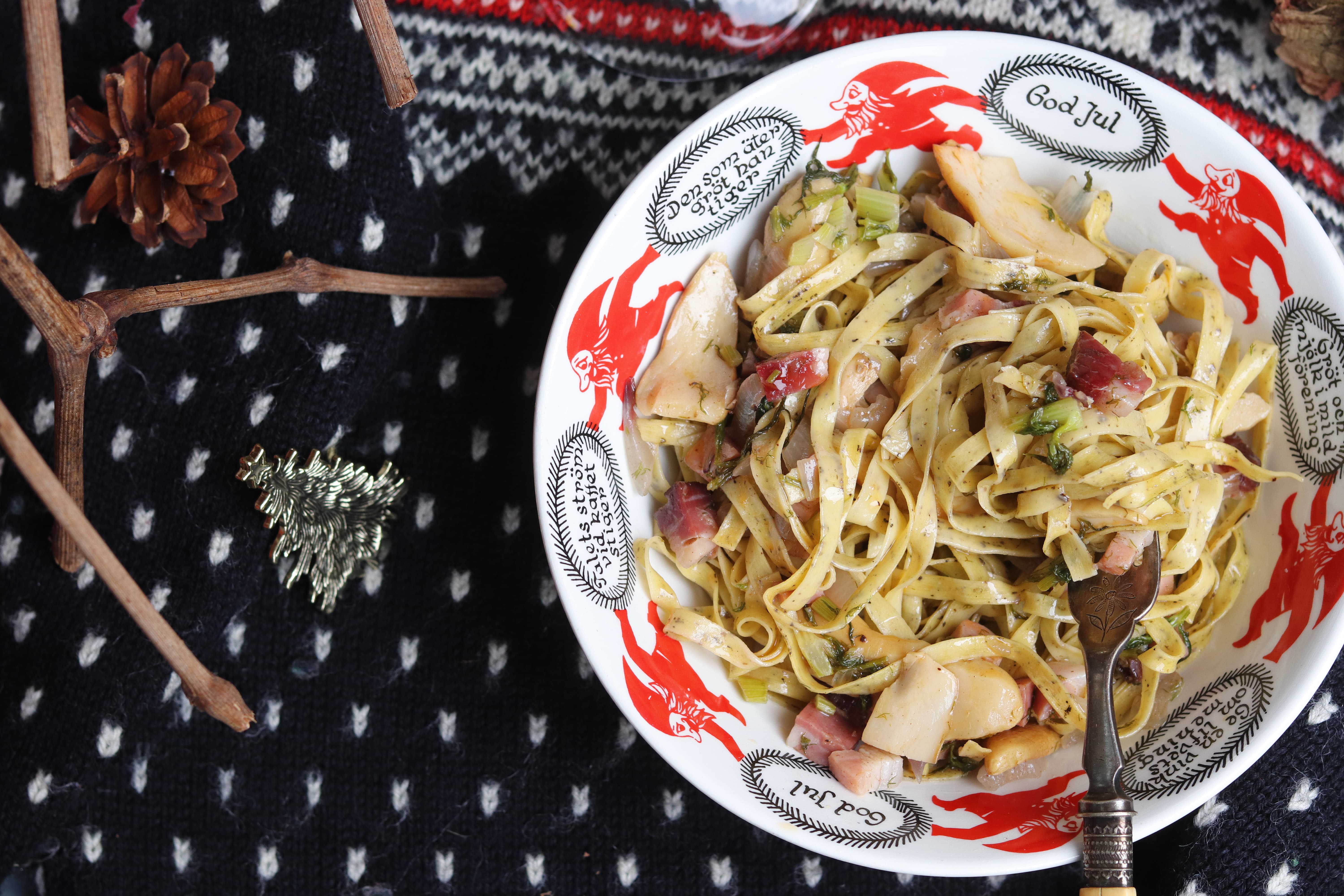 Fettuccine speck e cannella e un Sauvignon Blanc Alto Adige DOC