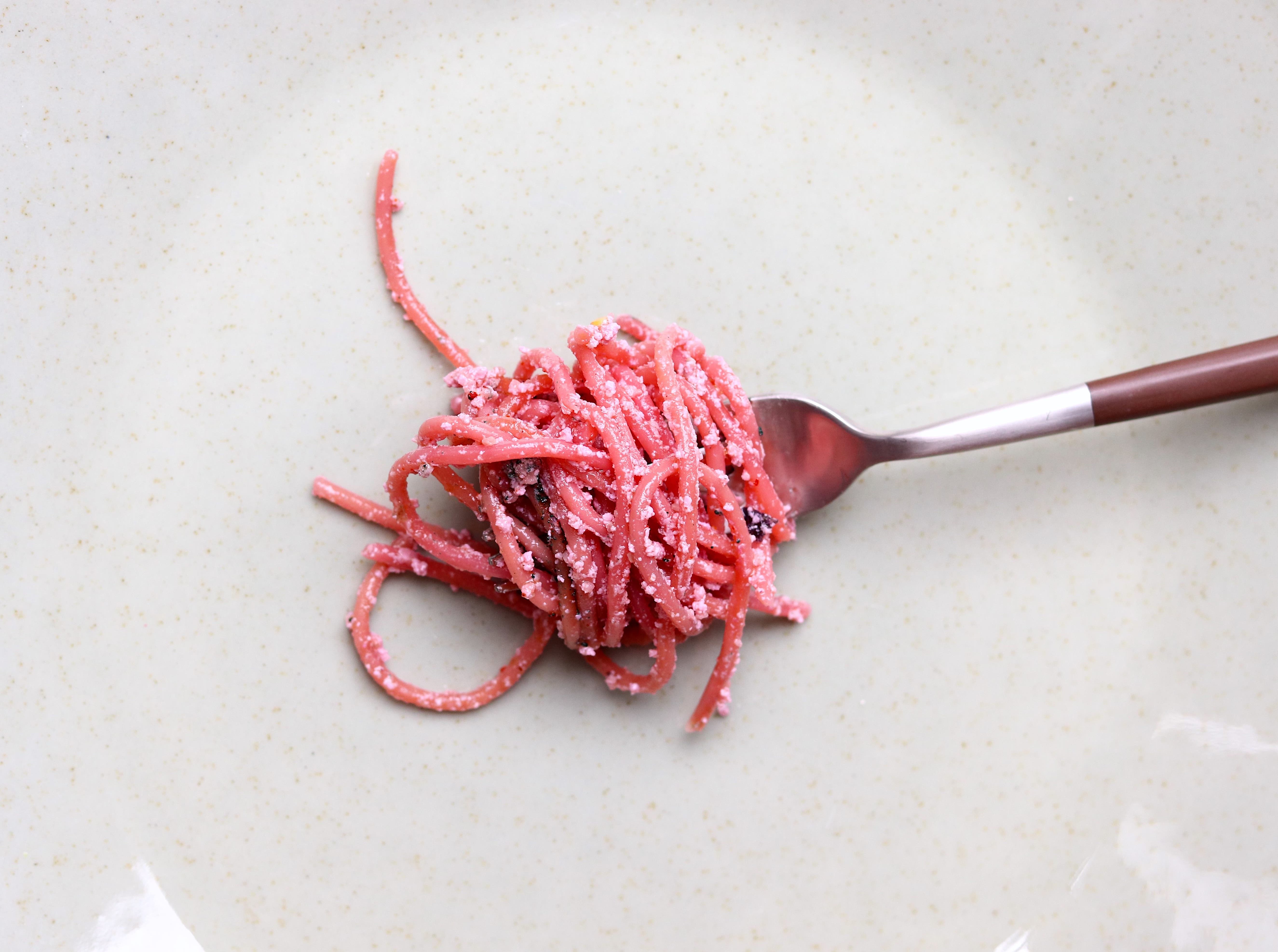 Spaghetti rosa con pitaya e polvere di verdure