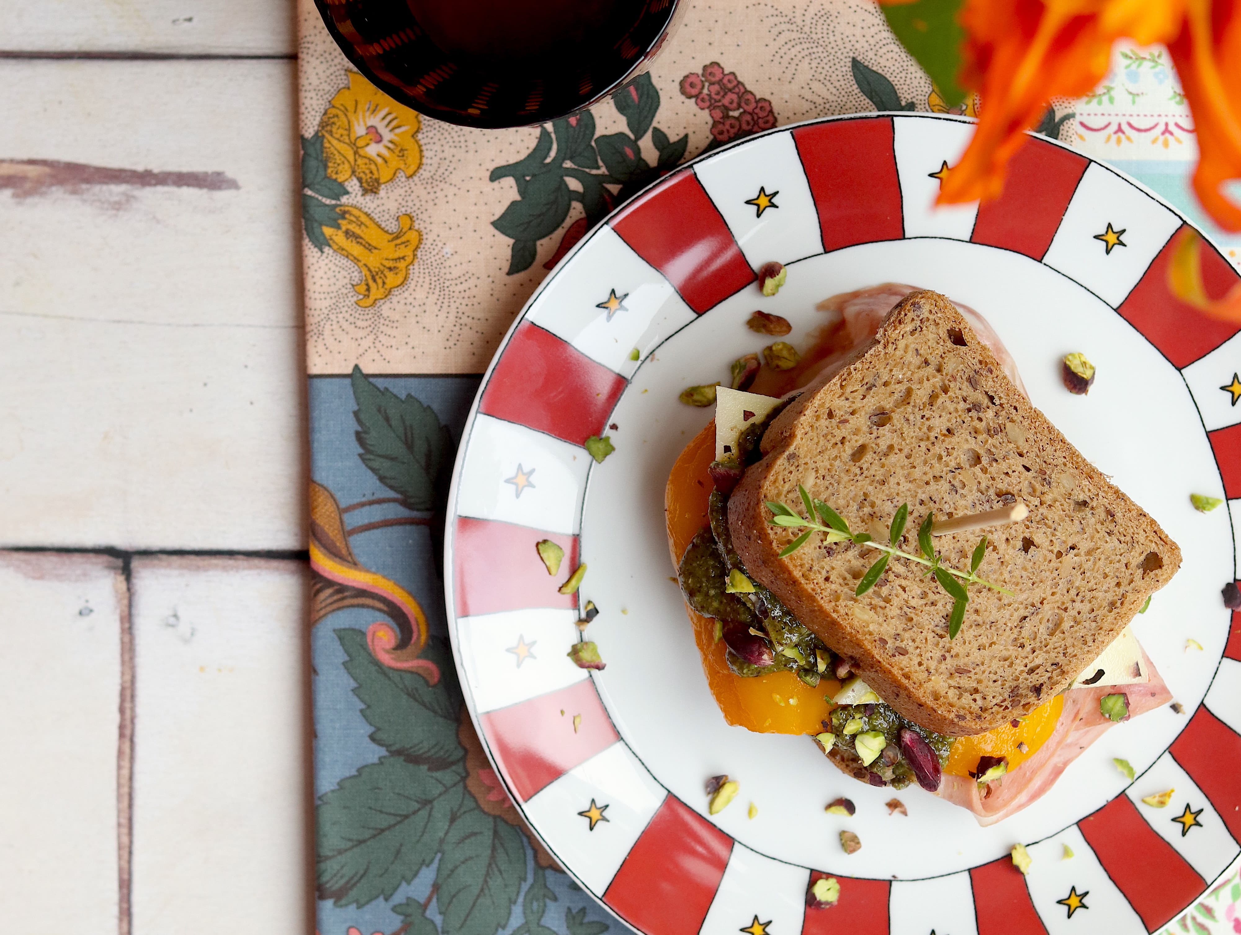 Panino senza glutine ai peperoni e pistacchio